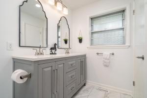 Koupelna v ubytování Golden Racehorse - Luxury Mid-Century Modern + 30 fotografií