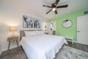 Postel nebo postele na pokoji v ubytování Golden Racehorse - Luxury Mid-Century Modern