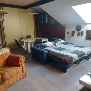 ein Schlafzimmer mit einem großen Bett und einem Sofa in der Unterkunft B&b La Corte di Brusuglio in Cormano