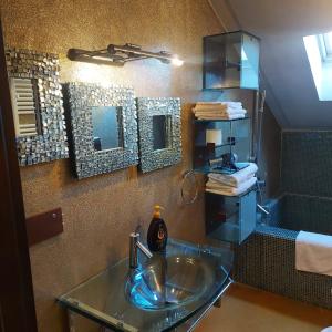 La salle de bains est pourvue d'un lavabo et d'une douche. dans l'établissement B&b La Corte di Brusuglio, à Cormano