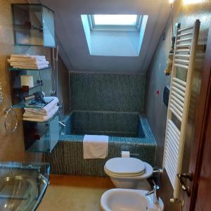 ein Bad mit einem WC und einem Waschbecken in der Unterkunft B&b La Corte di Brusuglio in Cormano