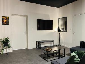Televízia a/alebo spoločenská miestnosť v ubytovaní Loft atypique Dunkerque Centre