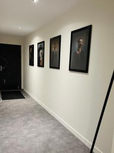 une chambre avec quatre photos encadrées sur un mur dans l'établissement Loft atypique Dunkerque Centre, à Dunkerque