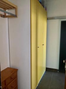 Zimmer mit gelber Tür und Schrank in der Unterkunft Studio apartment in center Brno in Brünn
