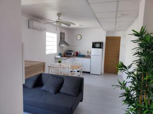 a living room with a couch and a kitchen at Apartamentos Costa in Los Alcázares