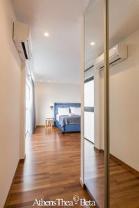 une porte en verre menant à une chambre avec un lit dans l'établissement AthensThea Luxury Penthouse Apt in Omonia 115sq.m., à Athènes