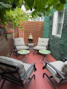 eine Gruppe von Stühlen und Tischen auf einer Terrasse in der Unterkunft Modern 2/1 Apt near Midtown and Beaches in Miami