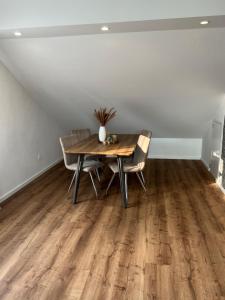 - une salle à manger avec une table et des chaises en bois dans l'établissement Ferienwohnung LiDuJe, à Eislingen/Fils