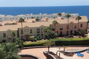 uma vista aérea de um resort com o oceano ao fundo em Ocean view apartment in Golf del Sur em San Miguel de Abona