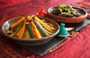 una ciotola di verdure e una ciotola di cibo su un tavolo di Chegaga desert Trips camp a M'Hamid