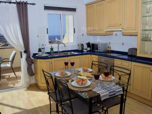 A kitchen or kitchenette at Florida Ocean View Gigantes