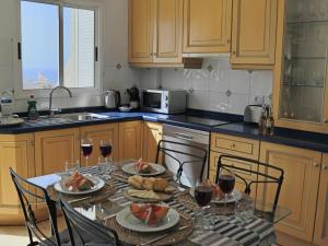 A kitchen or kitchenette at Florida Ocean View Gigantes