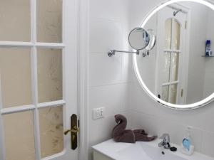 A bathroom at Florida Ocean View Gigantes