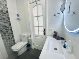A bathroom at Florida Ocean View Gigantes