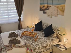 Cette chambre comprend un lit et une table avec des serviettes. dans l'établissement Florida Ocean View Gigantes, à Acantilado de los Gigantes