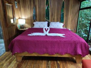 Cama o camas de una habitación en Tree houses Bosque Nuboso Monteverde