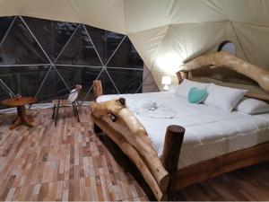 1 dormitorio con 1 cama en una tienda de campaña en Tree houses Bosque Nuboso Monteverde en Monteverde