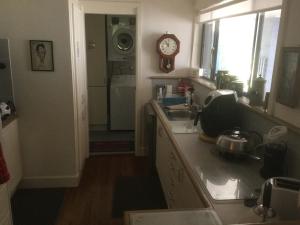cocina con encimera, fregadero y ventana en Kookaburra’s Rest, en Cams Wharf