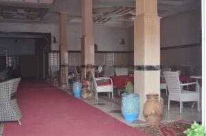 Habitación grande con sillas, mesas y columnas en maison familiale chez Salwa, en Ouarzazate 20 fotos más