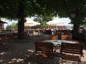 Reštaurácia alebo iné gastronomické zariadenie v ubytovaní Enns Sleep Gasthaus Backhendlstation