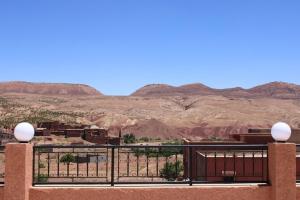 una vista de un desierto con montañas en el fondo en maison familiale chez Salwa, en Ouarzazate