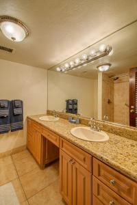 uma casa de banho com 2 lavatórios e um espelho grande em Sapphire Beach Beachfront Condo Free Wi - Fi! - Save! em East End