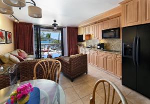 cocina y sala de estar con mesa y sillas en Sapphire Beach Beachfront Condo Free Wi - Fi! - Save! en East End