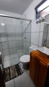 La salle de bains est pourvue de toilettes et d'un lavabo. dans l'établissement Hospedaria Caraíva, à Caraíva