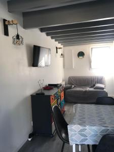 Fotografia z galérie ubytovania Petite maison avec piscine à 500m de la plage v destinácii Guidel