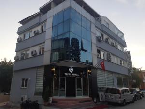 un bâtiment avec un panneau à l'avant dans l'établissement SİES OTEL, à Antalya