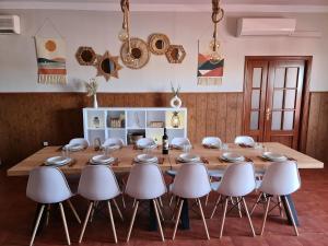 uma grande mesa de madeira e cadeiras num quarto em Casa Rural Kentia em Valdepeñas