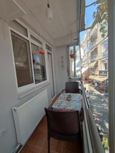 Un balcón con una mesa y sillas y una calle. en Berkem apart, en Marmara