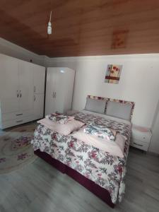 1 dormitorio con 1 cama grande y 2 almohadas en Berkem apart, en Marmara