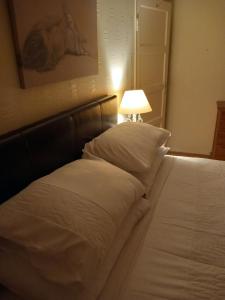 En eller flere senge i et værelse på WAVENEY