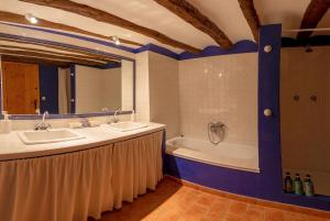 y baño grande con 2 lavabos y bañera. en SidroAndCo Rural Home en Secastilla