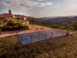 - une vue sur un court de tennis dans un champ dans l'établissement SidroAndCo Rural Home, à Secastilla