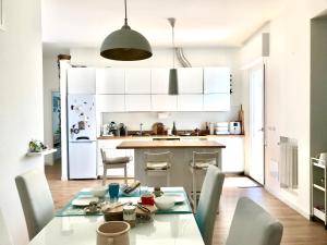a kitchen and dining room with a table and chairs at Stanza e idromassaggio, con extra fee, in delizioso appartamento in Ferrara