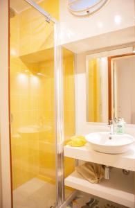 La salle de bains est pourvue d'un lavabo et d'une douche. dans l'établissement casa con vista panoramica, à Anacapri