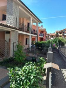 una cruz de madera frente a una casa en Casa monte cimino, en Soriano nel Cimino