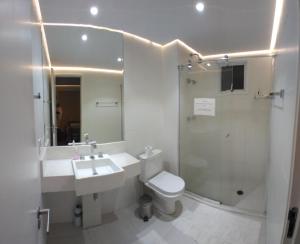e bagno con lavandino, servizi igienici e doccia. di Confortável Loft em Santo Amaro -Alto da Boa Vista a San Paolo