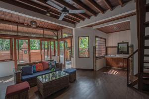 ein Wohnzimmer mit Couch und Fernseher in der Unterkunft Panorama Cottages I in Legian