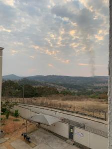 una ventana con vistas a una estación de tren con humo en Residencial bela vista en Betim