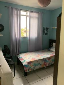 1 dormitorio con cama y ventana en Residencial bela vista en Betim