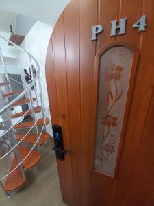 a wooden elevator with a door with a sign on it at Apartamento dúplex vacacional cerca a la playa in Gaira