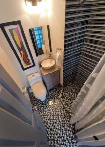 uma casa de banho com um WC e um lavatório em Apartamento dúplex vacacional cerca a la playa em Gaira