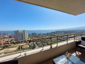 d'un balcon avec vue sur la ville. dans l'établissement Departamento Concón Vista Montemar II, à Concón