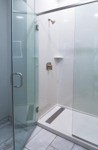 Blue Lake的住宿－藍湖賭場和酒店，浴室里设有玻璃门淋浴