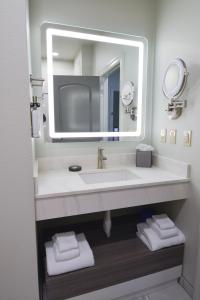 La salle de bains est pourvue d'un lavabo et d'un grand miroir. dans l'établissement Blue Lake Casino and Hotel, à Blue Lake