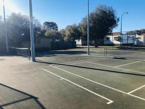 kort tenisowy z dwoma siatkami tenisowymi w obiekcie Goin Coastal w mieście Busselton