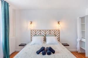 Un dormitorio con una cama con dos pares de zapatos. en Détente et Confort proche Paris et Orly, en Choisy-le-Roi